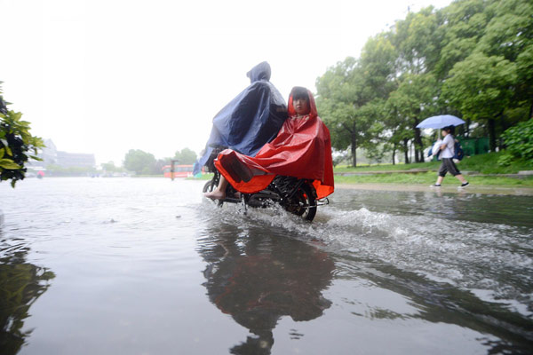 Torrential rain hits E China, slowing traffic