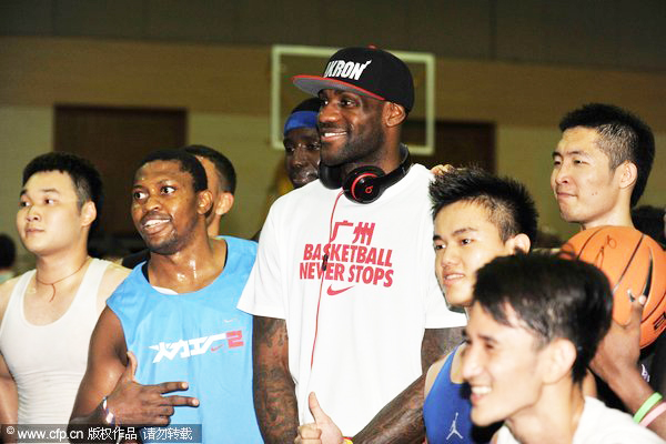 LeBron James meets fans in S China