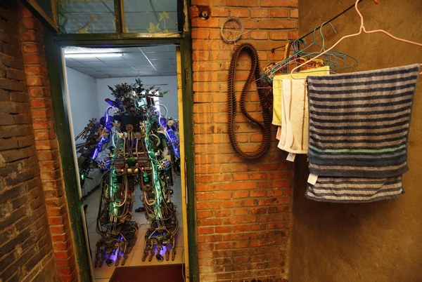 Inventor uses scrap to build robot