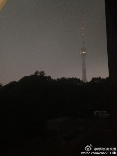 Thunder storm hits Beijing, darkening the sky