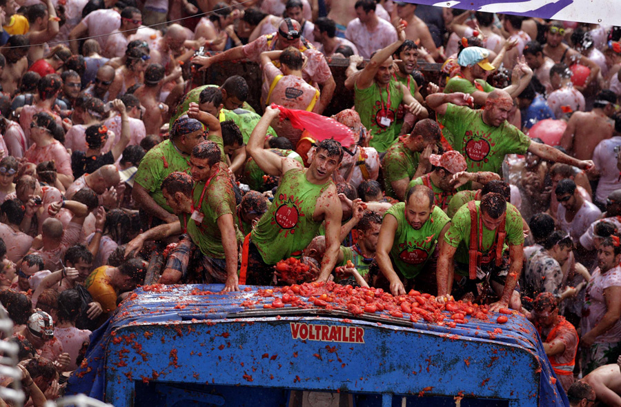 Tomato fight starts in Bunol, Spain