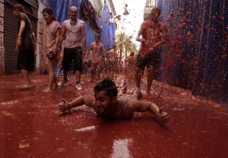 Tomato fight starts in Bunol, Spain