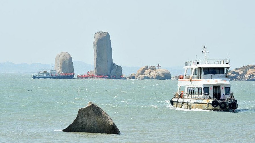 Enjoy bathing beach in E China's Pingtan Island