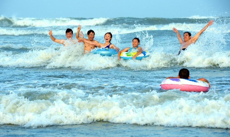 Enjoy bathing beach in E China's Pingtan Island