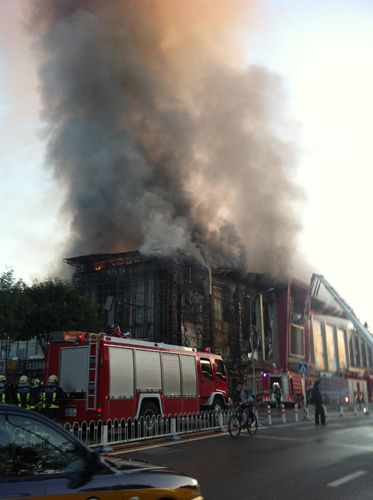 Shopping mall fire killed 2 in downtown Beijing