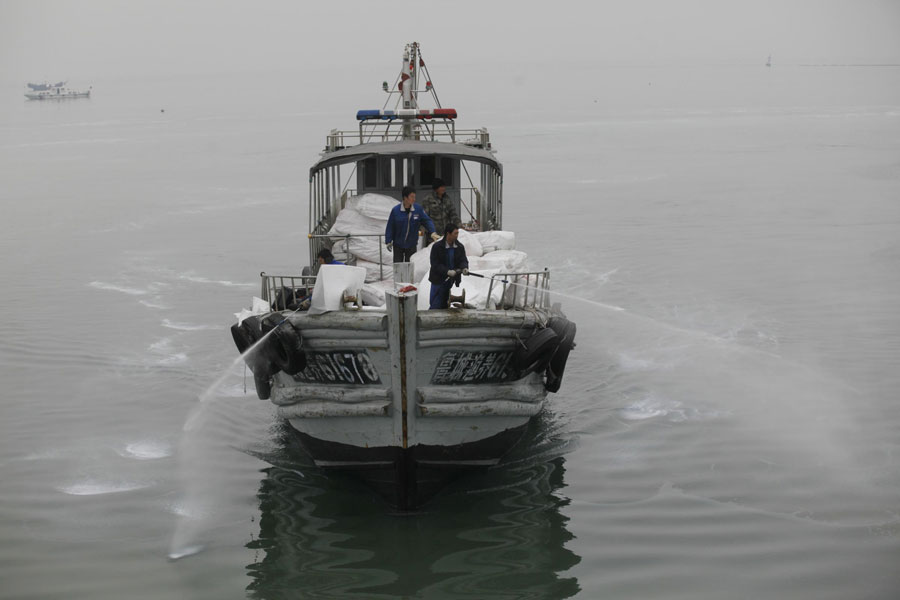 Ocean cleaned after oil leak and blast killed 52