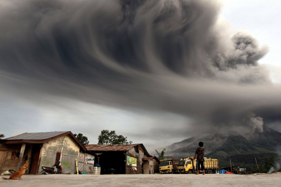 Volcano eruption leads evacuation in Indonesia