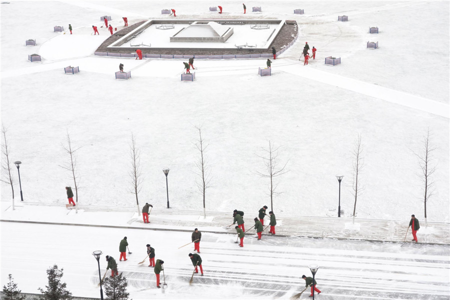 Heavy snow blankets NE China