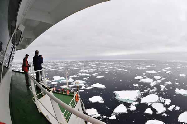 Icebreaker <EM>Xuelong </EM>encounters iceberg