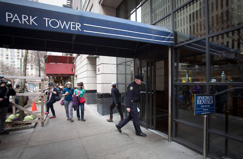 A man and a child jump off Manhattan building