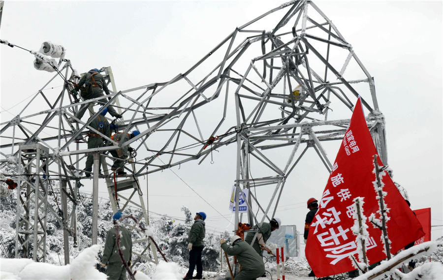 No day off for ice-scraping workers on Lantern Festival