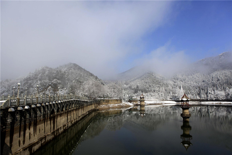 Lushan Mountain in white