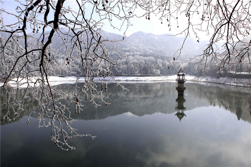 Lushan Mountain in white