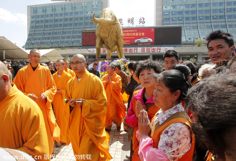 Monks mourn the dead in Kunming terror attack