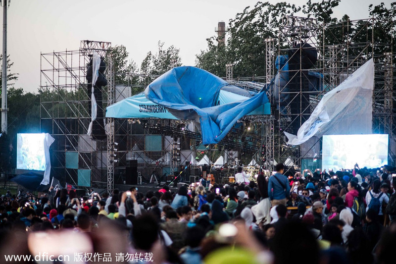 Heavy winds disrupt music festival