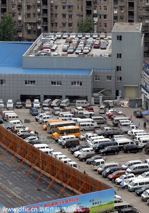 Car parking on roof sparks safety concerns