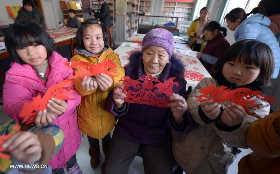 People make paper-cutting works as new year nears