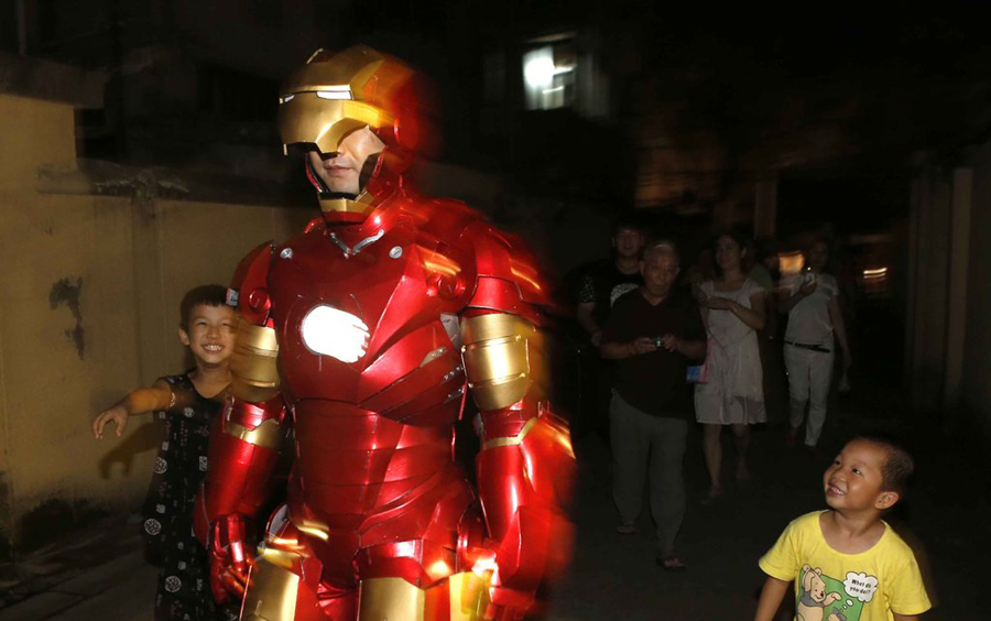 Crowds marvel at real-life 'Ironman' in E China