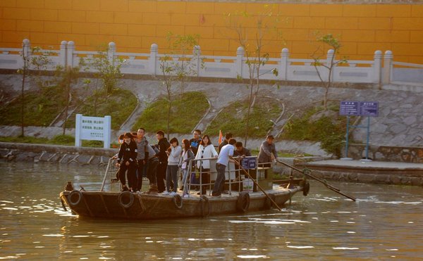 Yangzhou ferryman keeps the past afloat