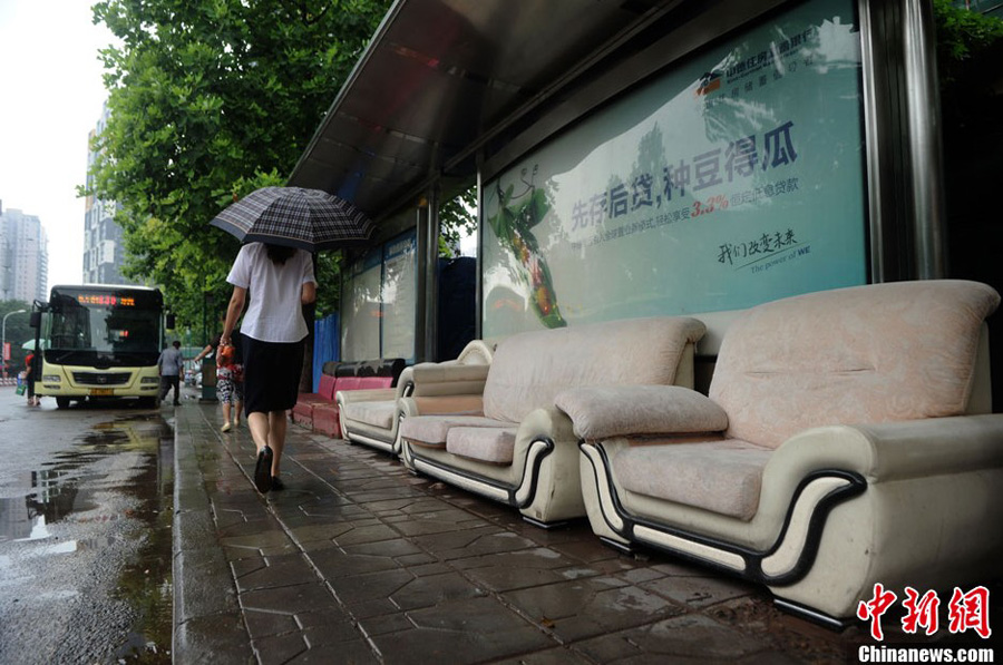 重庆现“豪华”公交站 乘客可坐沙发等车(图)