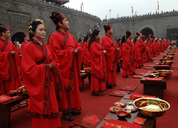 Couples wed in ancient style