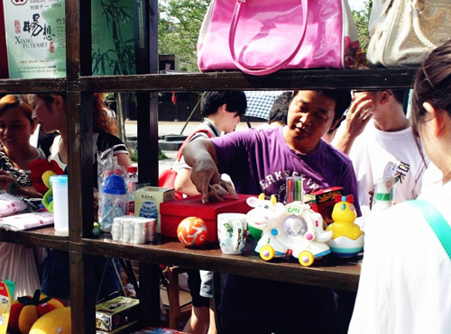 Self-service stores promote honesty and raise money for charity in Chengdu