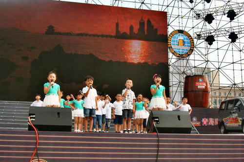 Children perform to welcome horticultural expo during beer festival