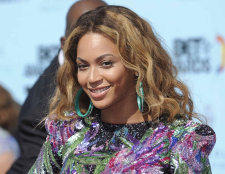Beyonce smiles after winning the Best Female R&B artist award at BET Awards '09 in L.A.
