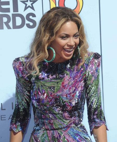 Beyonce smiles after winning the Best Female R&B artist award at BET Awards '09 in L.A.