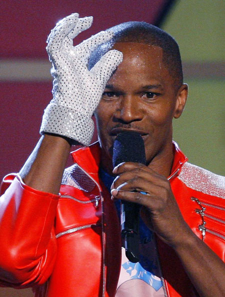 Host Jamie Foxx performs the Michael Jackson crotch grab at the BET Awards '09 in L.A.