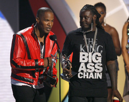 Host Jamie Foxx performs the Michael Jackson crotch grab at the BET Awards '09 in L.A.