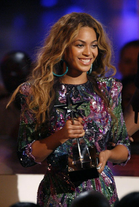 Beyonce smiles after winning the Best Female R&B artist award at BET Awards '09 in L.A.