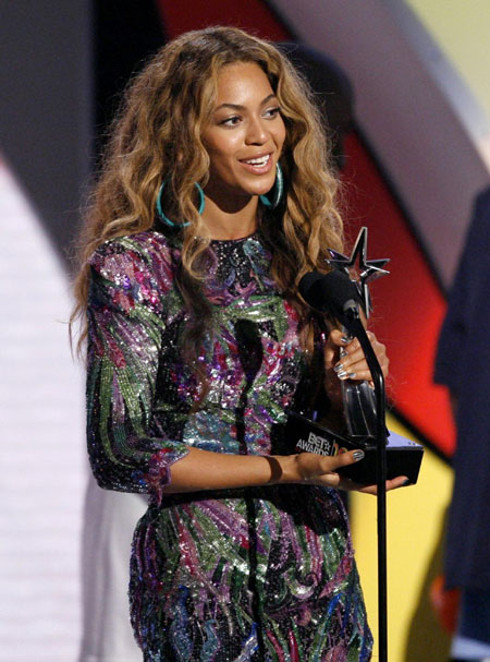 Beyonce smiles after winning the Best Female R&B artist award at BET Awards '09 in L.A.