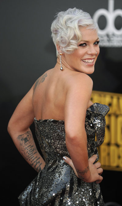 Pink arrives at the 2008 American Music Awards