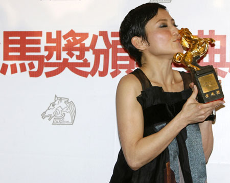 Prudence Liew poses with best leading actress award at 45th Golden Horse Awards