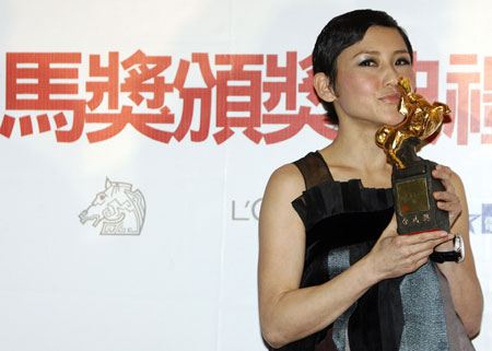 Prudence Liew poses with best leading actress award at 45th Golden Horse Awards