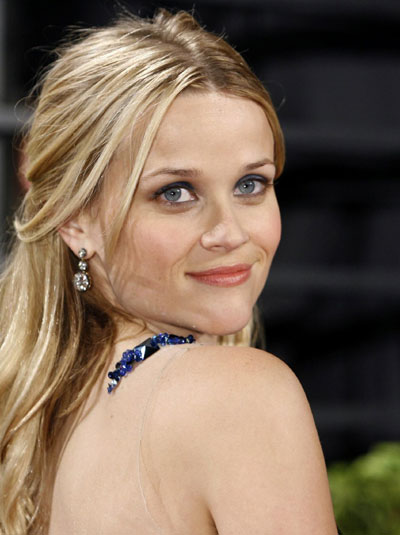 Reese Witherspoon poses at 2009 Vanity Fair Oscar Party in West Hollywood