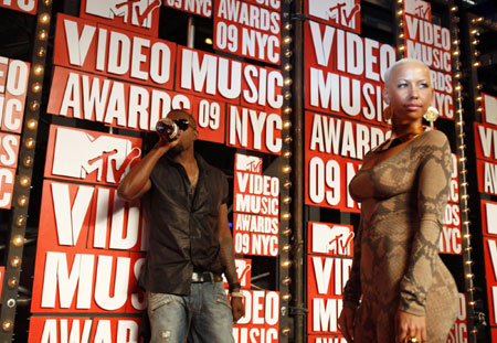 Kanye West and girlfriend Amber Rose arrive at the 2009 MTV Video Music Awards