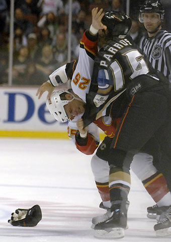 The Calgary Flames' Darren McCarty (L) and the Anaheim Ducks George Parros (R) fight during the first period of their NHL ice hockey game in Anaheim, California, November 26, 2006. 