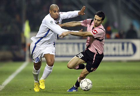 Inter Milan's Adriano and Palermo's Paolo Dellafiore (R) fight for the ball during their Italian Serie A soccer match at the Renzo Barbera Stadium in Palermo November 26, 2006. 
