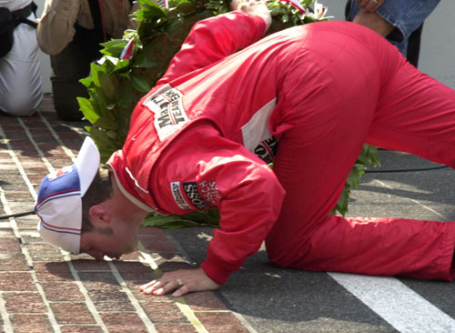 Sam kisses bricks to celebrate his win