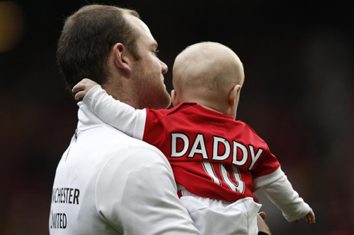 Rooney celebrates Man U's 4-0 win with his baby