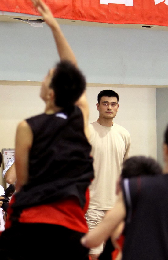 Yao back in Shanghai, watches home team training