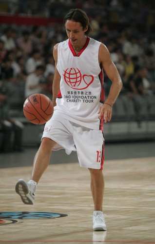 Yao charity game staged in Beijing