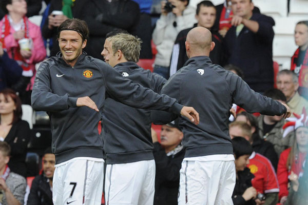 Beckham returns to Man United for Neville farewell