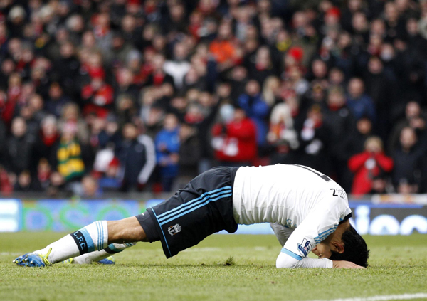 Suarez apologizes for not shaking Evra's hand