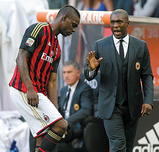 Milan fans vent grievances to coach, players