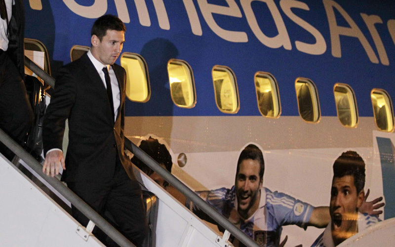Suits suit more than shirts: soccer stars arrive in Brazil