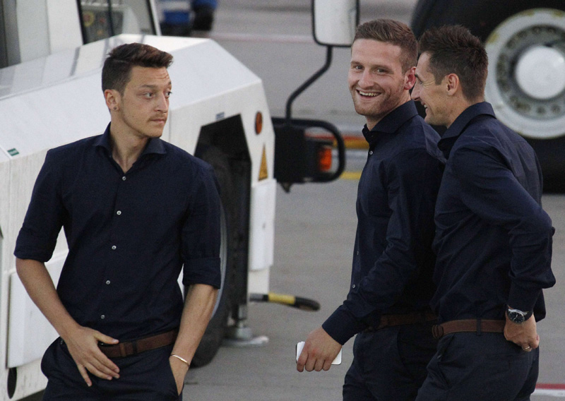 Suits suit more than shirts: soccer stars arrive in Brazil