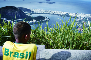 Suits suit more than shirts: soccer stars arrive in Brazil